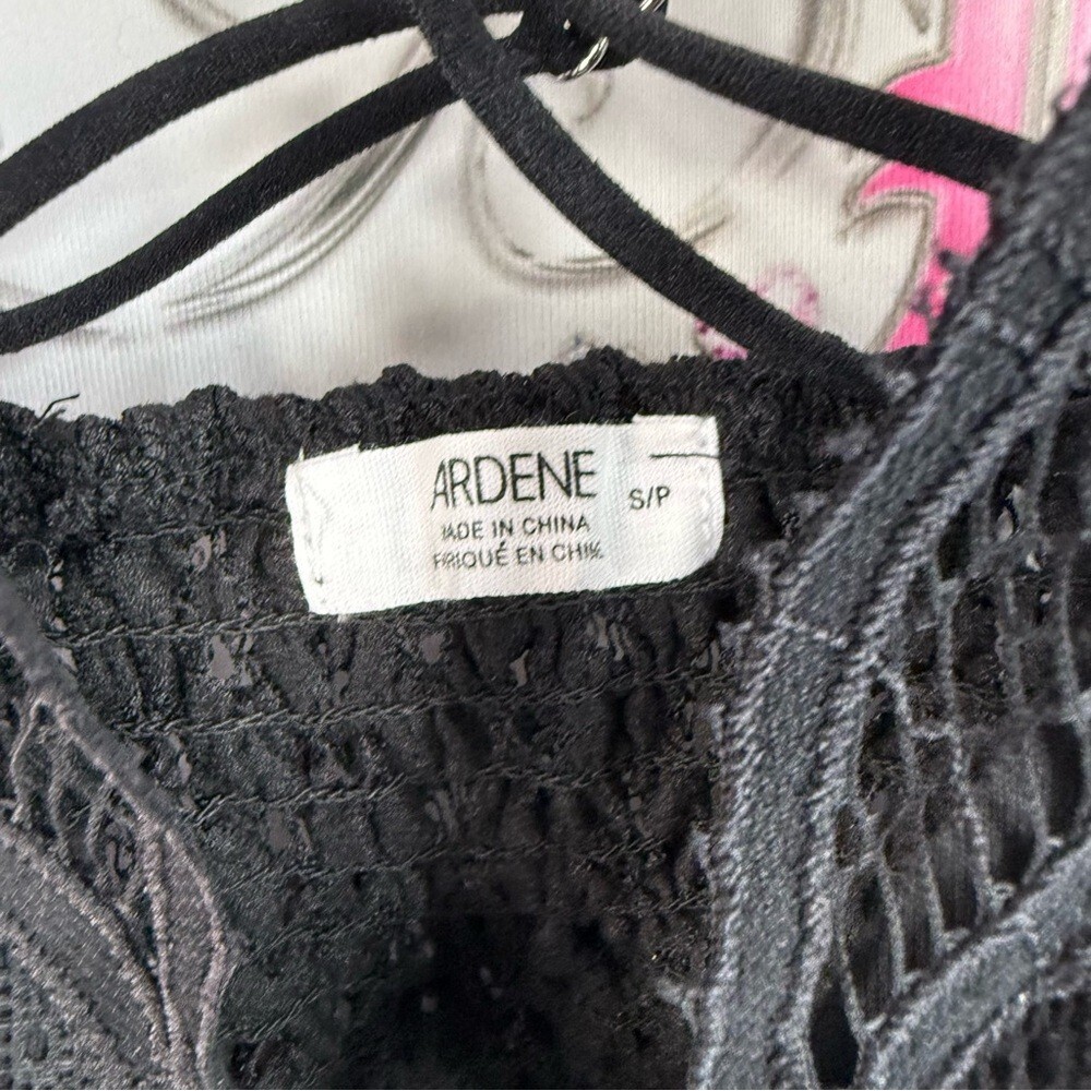 Ardene tank top cropped crochet lace floral detail Black Textured Lace Top - Picture 9 of 12